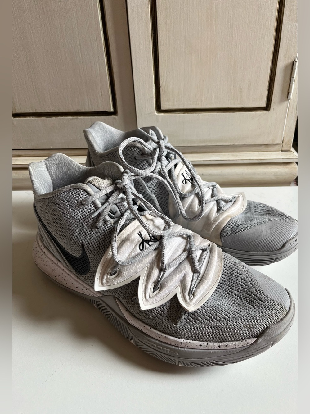 Men’s Nike Kyrie Irving TB Basketball Shoes Gray Wolf 2019 Mid Top 10.5